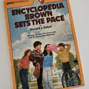 1982 Encyclopedia Brown Sets the Pace Paperback Novel, Mini Mysteries Vintage